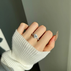 Exquise bague en moissanite en forme de cœur en argent S925 portée au doigt