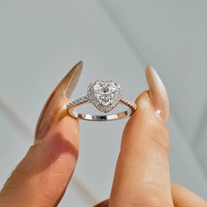 Vue détaillée de la bague en moissanite en forme de cœur avec halo et pavé de diamants