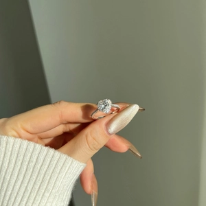 Détail macro d'une bague en argent S925 avec une moissanite cœur sertie en halo