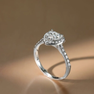Vue macro de la bague en argent S925 avec moissanite en forme de cœur et pavé de diamants