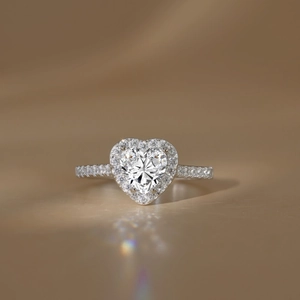 Gros plan d'une bague moissanite en forme de cœur avec halo et anneau serti de pavé