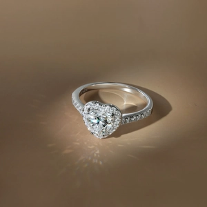 Gros plan du poinçon S925 et du diamant moissanite en forme de cœur sur la bague