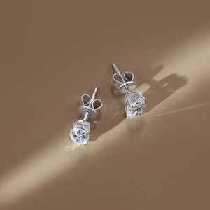 Détail macro du poinçon en argent S925 et des boucles d'oreilles moissanite à quatre griffes