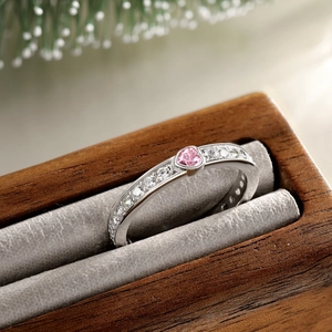 Bague exquise en argent S925 avec pierre de cœur rose et diamants dans un coffret en bois
