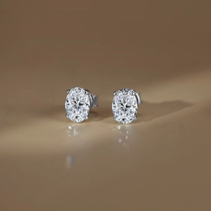 Boucles d'oreilles en argent S925 avec moissanite ovale 0,8ct et sertissage classique à griffes