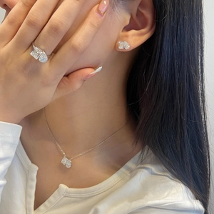 Elegantes S925 Silber Schmuckset mit Smaragd- und Birnenschliff-Kristallen am Modell