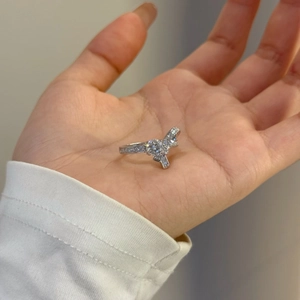 Gros plan d'une bague en argent S925 avec moissanite ronde et diamants sertis micro-pavé