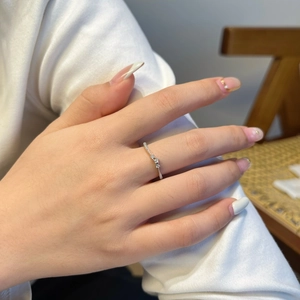 Bague couronne ondulée en argent sterling S925 avec moissanite sur doigt féminin