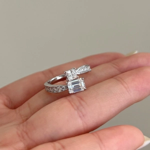 Anello in argento S925 con due moissaniti taglio smeraldo e pavé di diamanti laterale