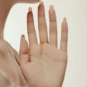 Detailed macro view of S925 sterling silver gold chain ring with adjustable toggle and tag