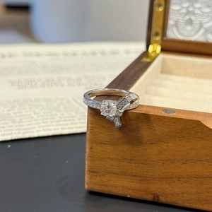 Bague nœud élégante en argent sterling S925 avec pierre centrale en moissanite et pavé brillant