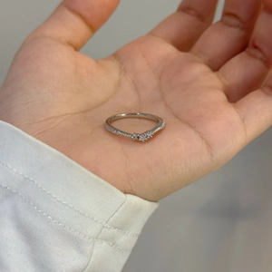 Bague couronne étincelante en argent 925 avec serti pavé de moissanite en forme de V