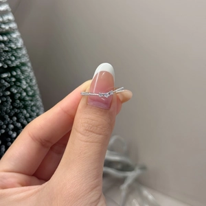 Gros plan d'une bague en argent S925 en V sertie de moissanites style couronne