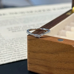 Bague couronne en argent S925 avec anneau pavé en V sur un écrin à bijoux en bois