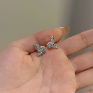 Vue détaillée des boucles d'oreilles nœud en argent S925 avec moissanite et pavé