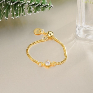 Detailed view of S925 sterling silver adjustable chain bracelet with a sparkling zircon