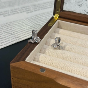 Élégantes boucles d'oreilles nœud en argent S925 avec accents de moissanite brillante