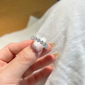 Exquisite S925 sterling silver ring featuring a row of heart-shaped moissanite diamonds