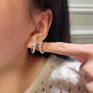 Élégantes boucles d'oreilles en argent S925 avec moissanite taille poire portées par mannequin