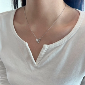 Détail du collier en argent S925 avec pendentif nœud serti de moissanite scintillante