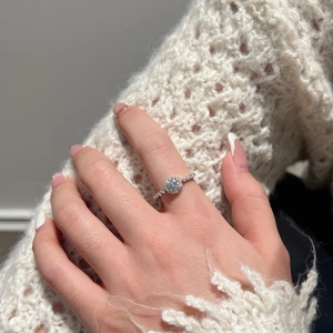 Anello halo in argento sterling S925 con moissanite da 0,86 ct su sfondo di maglia fine