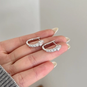 Détail des boucles d'oreilles en argent S925 avec zircons brillants et pendants