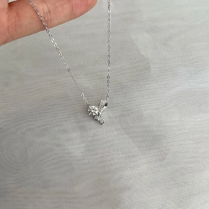 Gros plan du pendentif nœud en argent S925 avec une moissanite ronde étincelante au centre