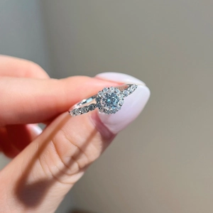 Anello halo elegante in argento 925 con moissanite rotonda brillante per matrimoni