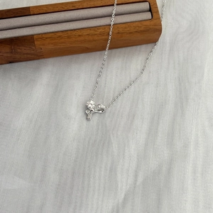 Détail du collier noeud en argent S925 orné de pierres de moissanite étincelantes taille ronde