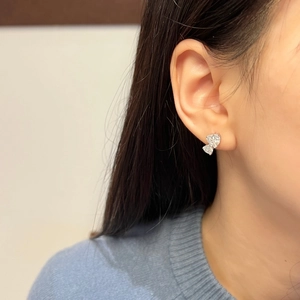 Gros plan sur boucles d'oreilles double cœur en argent S925 avec moissanite scintillante