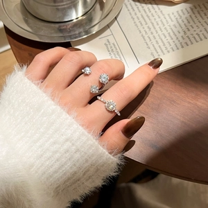 Eleganti anelli in argento S925 e moissanite indossati su uno sfondo di lifestyle caldo