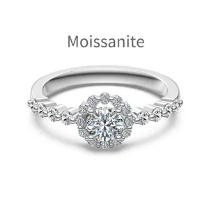 Anello elegante in argento 925 con moissanite da 0,86 ct e pavé di pietre preziose