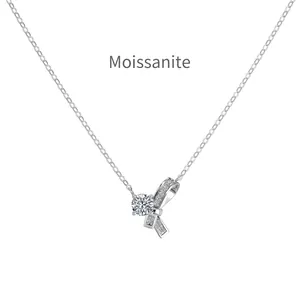 Collier en argent S925 avec pendentif en forme de nœud et moissanite ronde brillante