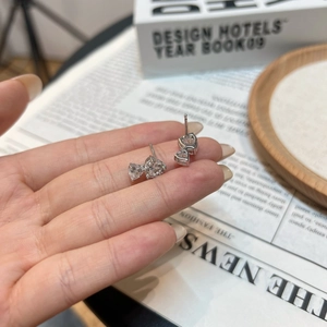 Vue détaillée des boucles d'oreilles double cœur en argent S925 avec moissanite scintillante