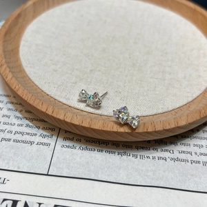 Gros plan sur les boucles d'oreilles en argent S925 avec double zircone en cœur