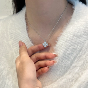 Collier trèfle à quatre feuilles en argent sterling S925 porté par un mannequin
