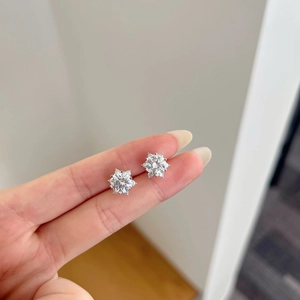 Elegant S925 sterling silver snowflake earrings with 2-carat moissanite stones