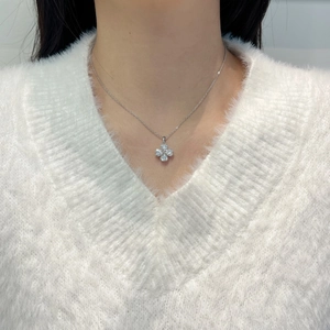 Vue détaillée du collier trèfle en argent S925 avec cristaux en cœur sur maille blanche
