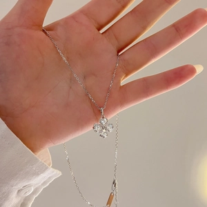 Détail du collier trèfle en argent s925 avec quatre pierres moissanites rondes