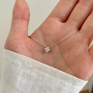 Gros plan du collier en argent sterling S925 avec pendentif trèfle à quatre feuilles