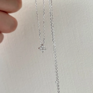 Collier délicat en argent sterling S925 avec pendentif fleur à quatre feuilles et cristaux