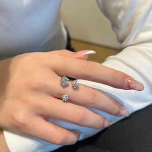 Bague trois pierres en moissanite argent 925 portée au doigt, vue détaillée