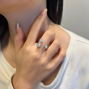 Vue détaillée d'une bague réglable en argent 925 avec trois pierres de moissanite étincelantes