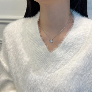Détail du collier trèfle à quatre feuilles en argent S925 avec nacre sur modèle