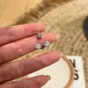 Gros plan d'une bague en argent S925 avec trois moissanites de taille brillant ronde