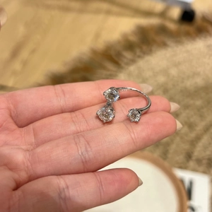 Détail du poinçon argent S925 et des trois pierres de moissanite au fini brillant