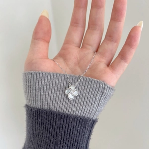 Vue détaillée du pendentif trèfle en argent S925 avec nacre blanche et zircon scintillant