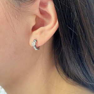 Detailed view of S925 sterling silver bubble C-hoop earring with a round solitaire zircon