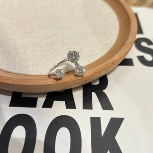 Détail macro de la bague moissanite 2,5CT à trois pierres avec anneau réglable en argent S925
