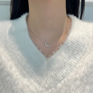 Élégant collier croissant de lune en argent S925 serti de pierres moissanites brillantes